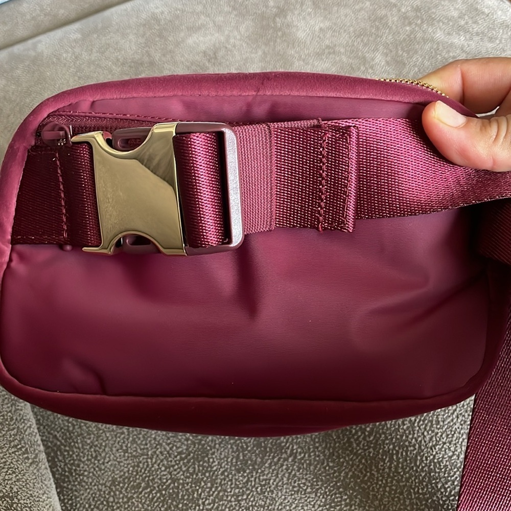 NWOT Lululemon Everywhere Belt Bag 1L Velour Burgundy - Picture 10 of 10